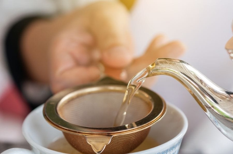 Brewing tea in cold water has its pros and cons.