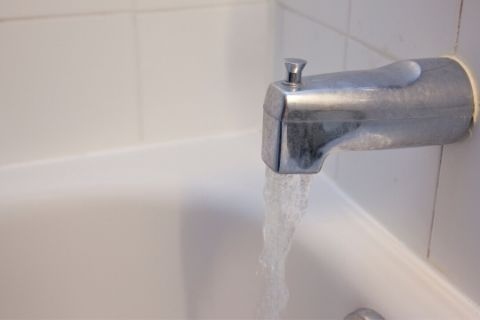 If you have a banging noise coming from your bathtub faucet, it may be due to pipe vibration.