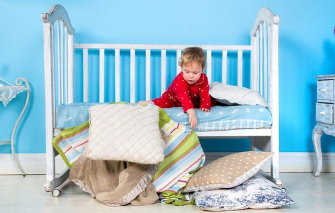 Making the transition from crib to toddler bed can be difficult for both parents and children, but there are some tips that can make the process easier.