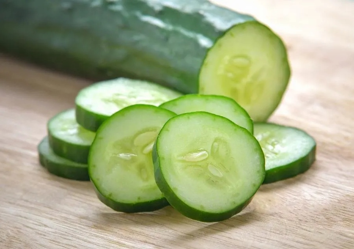 One way to store cucumber slices is to create a detox drink.