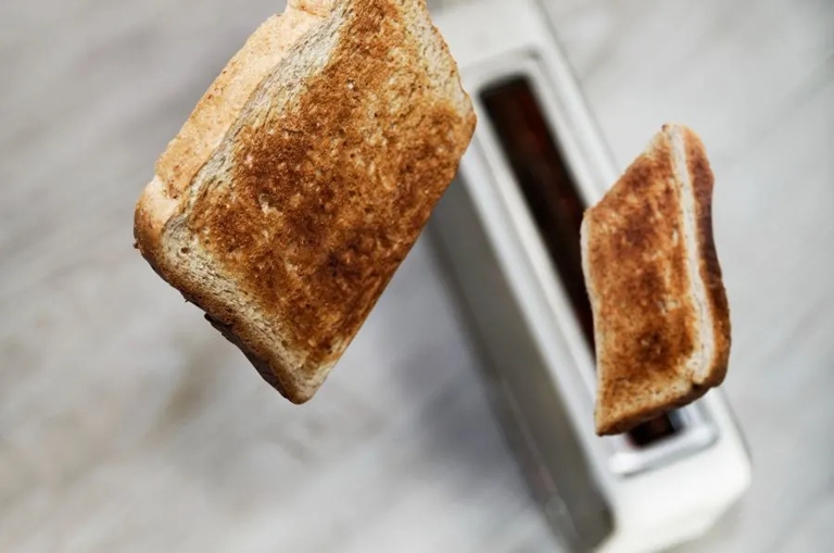 Toasting bread does not kill mold, but it does make it less harmful.