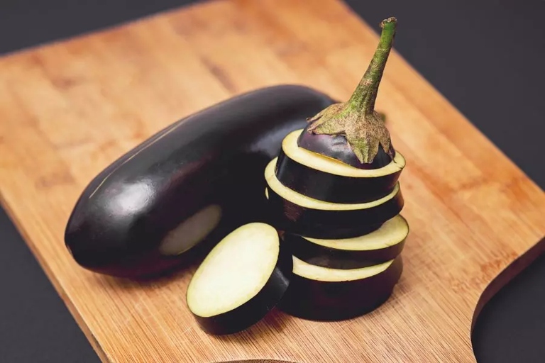 When storing a cut eggplant, keep it away from fruits to prevent it from browning.
